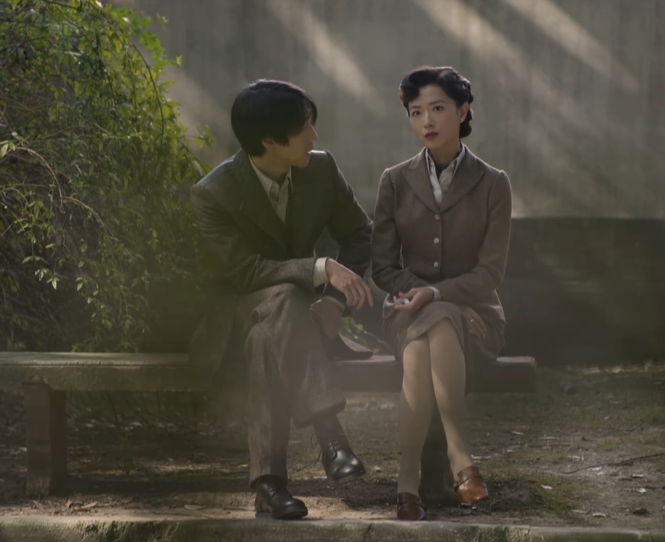 《潜行者》好戏,两个军统女特工,一个献身汉奸一个爱地下党