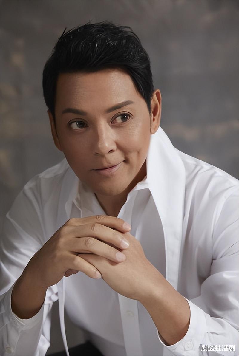 靠晒父女情洗底?知名港星带女儿街头吃鱼蛋,疑似为回港发展准备