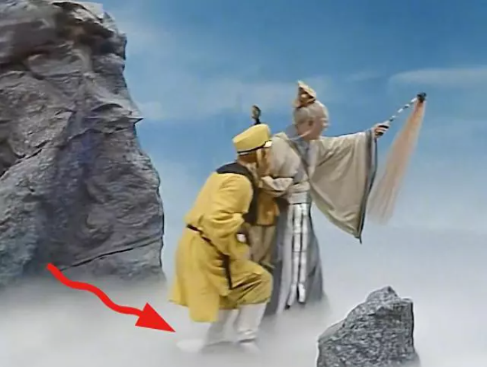 老版《西游记》里面的穿帮镜头，发现一个算你眼力好！