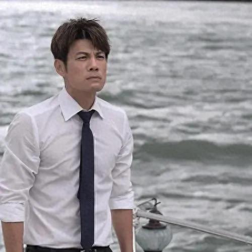 TVB老戏骨直播间招婿 与20岁女儿嘴亲吻行为出格 直言这是父女日常