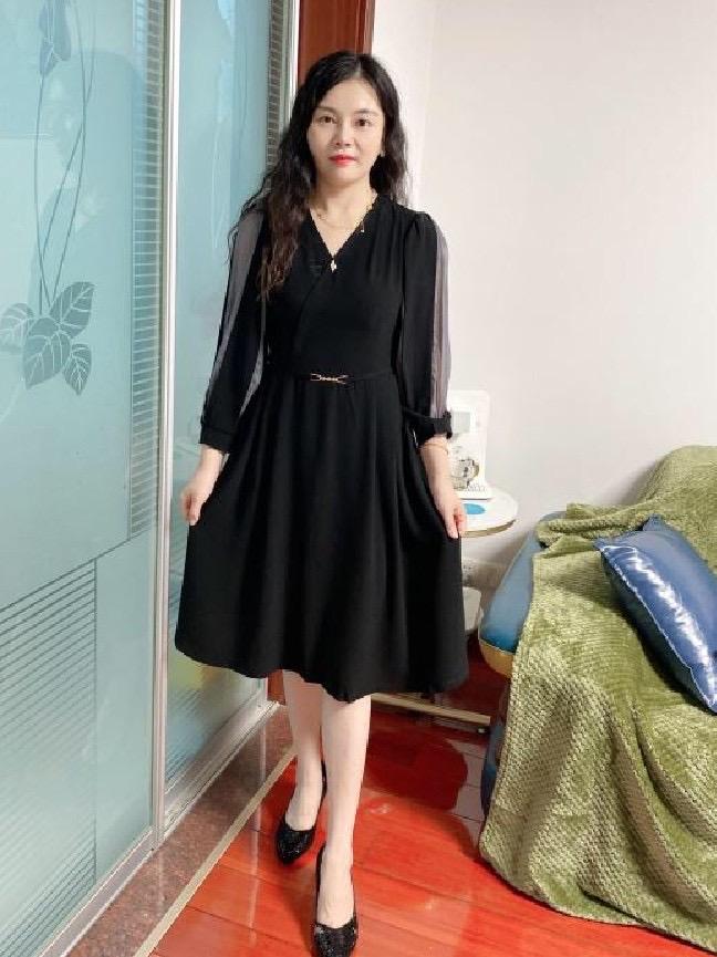 半身裙|30岁的职场女性怎么穿？身穿连衣裙和半身裙就够，优雅又漂亮大方