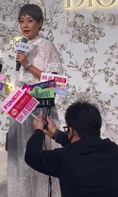 马伊琍迪奥活动受访,工作人员下跪举话筒画面曝光,网友骂耍大牌