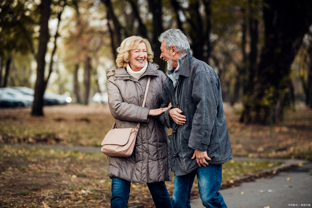 香菇|丈母娘来吃饭，我炒好菜去买酒，回来菜没了。老婆说，把碗洗一下