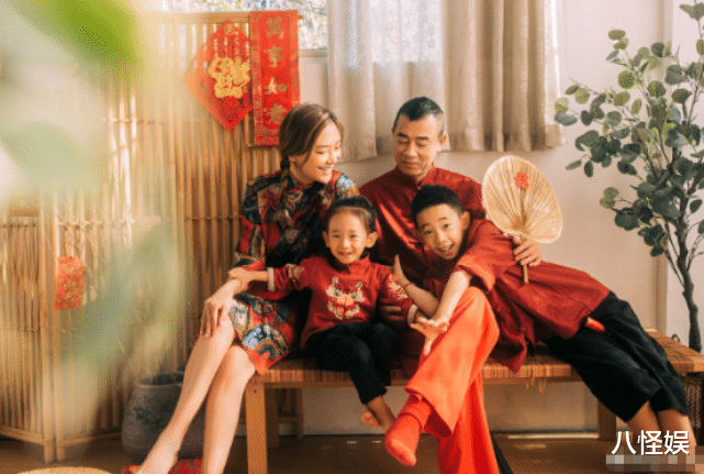 陈小春|陈小春重金培养儿子新爱好,Jasper打高尔夫好帅酷,超大码脚抢镜