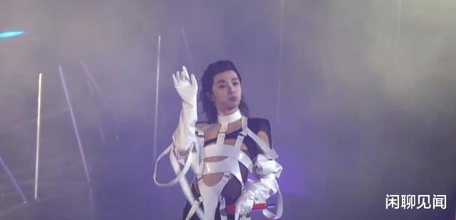 华晨宇|华晨宇演唱会穿绑带装引争议，扭腰摆臀太女生，脸部轮廓又小了