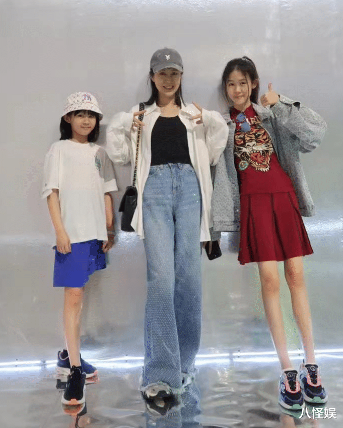 陆毅一家四口出游，14岁贝儿身高169超过妈妈，长大想出道当歌手