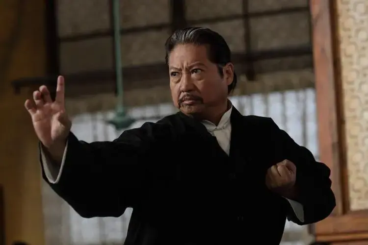 洪金宝一生就收了两个门徒,一个已经是一线巨星,另一个躺着赚钱