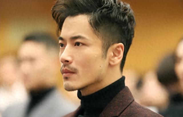 他出道18年不温不火,父亲是《新闻联播》主播,母亲是央视主播