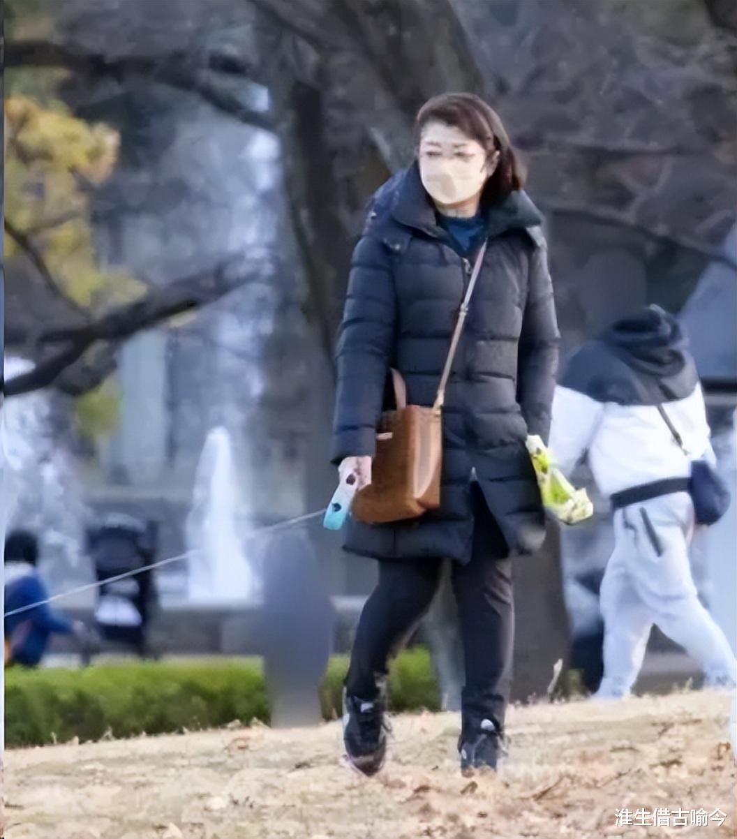 64岁山口百惠穿羽绒服身材臃肿,71岁三浦友和高大帅气,仍旧甜蜜