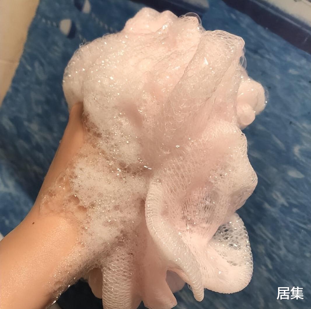 冬天洗澡时,用香皂好还是“沐浴露”好?原来我一直都做错了