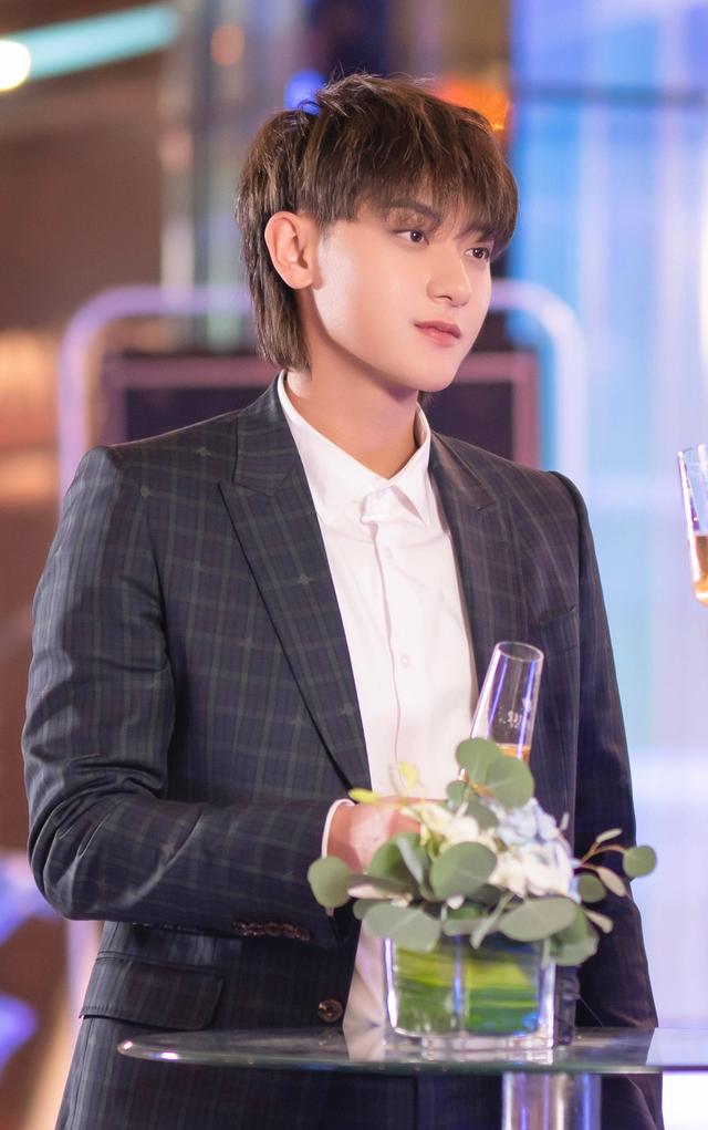 明星|大瓜预告!曝三字男明星塌房,新恋情被实锤,多重身份频繁上综艺!