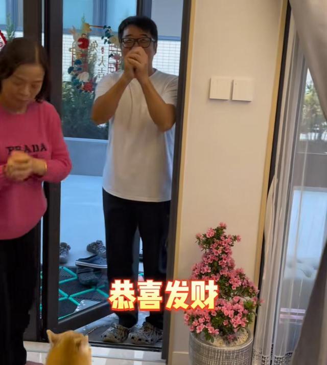 自然美|李国麟首晒豪宅内景，老婆素颜接地气，朋友怕踩脏地面在门口拜年