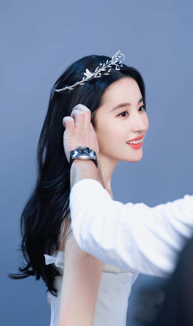 刘亦菲惊艳全球!8秒换F1赛车轮胎,网友惊呼:姐姐太酷啦!