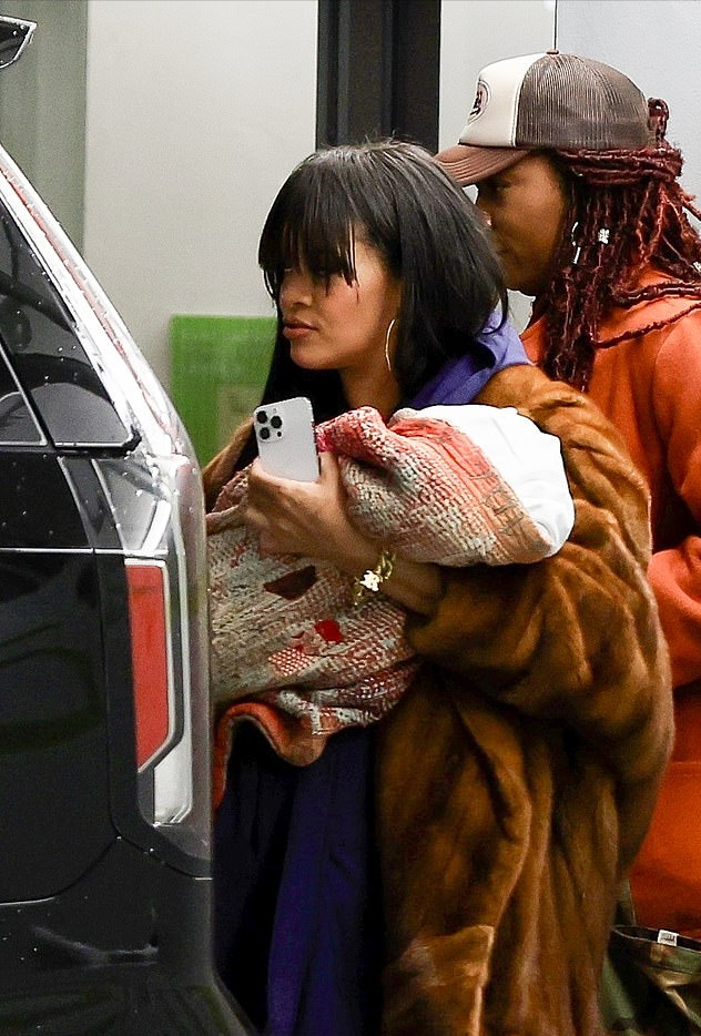 蕾哈娜 蕾哈娜太猛!挺着6个月二胎孕肚还抱着大儿子亮相,换新发型太纯