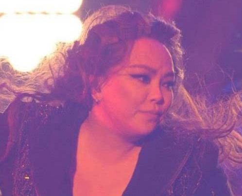 张惠妹暴瘦60斤泪洒演唱会,唱李玟成名曲,双腿细如麻杆引担忧