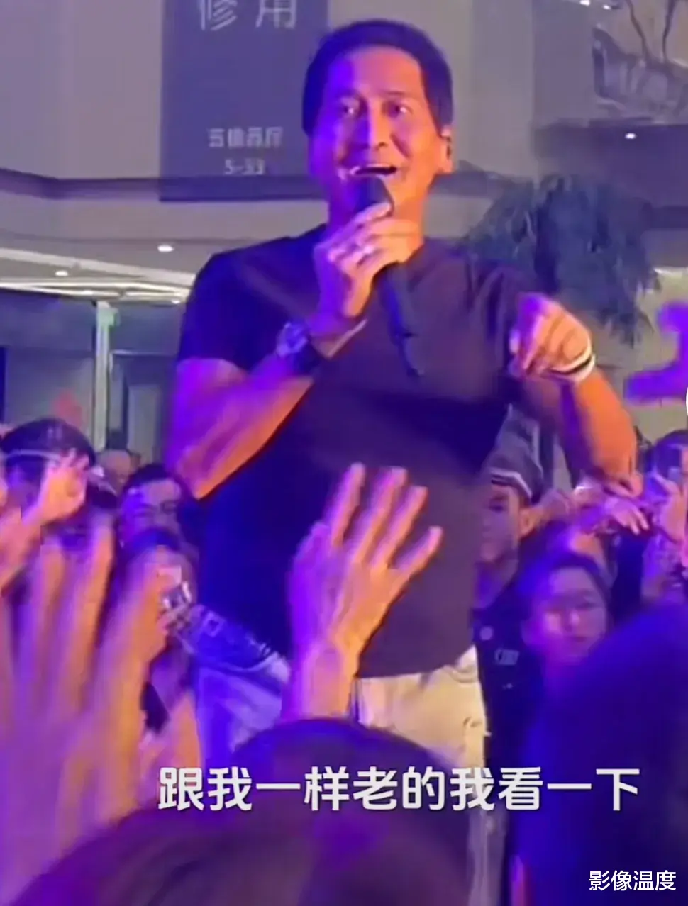 63岁齐秦兰州商演曝光：穿破洞牛仔挺大肚卖力演唱，商场几乎被挤爆