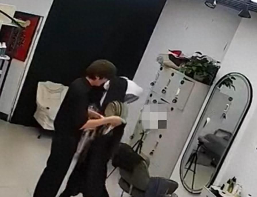 女子发质差要做发型被理发师拒绝：我换完衣服让我的大队来