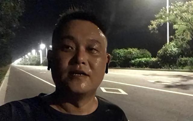 46岁男子，每天坚持夜跑5公里，一年后，他得到了什么？