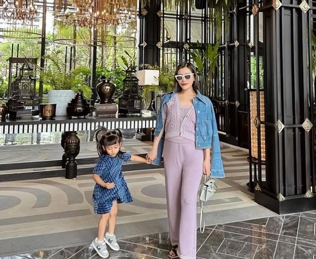 情人节|8位豪门阔太过情人节,向太晒8千万钻石,田朴珺晒夫妻亲密合照