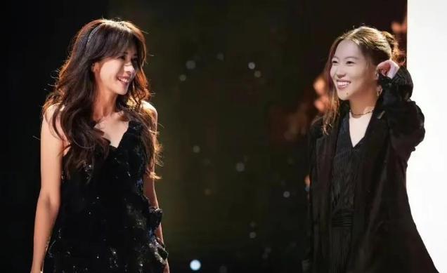 窦靖童|窦靖童换长发似整容,穿深V丝绒西装女人味十足,气质不输天后妈