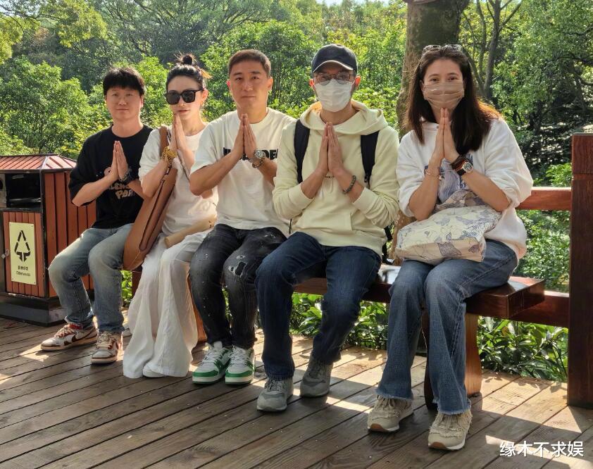 张智霖夫妇现身普陀山！52岁张智霖白发抢镜，全程冷脸，发文疑暗指不顺 ！