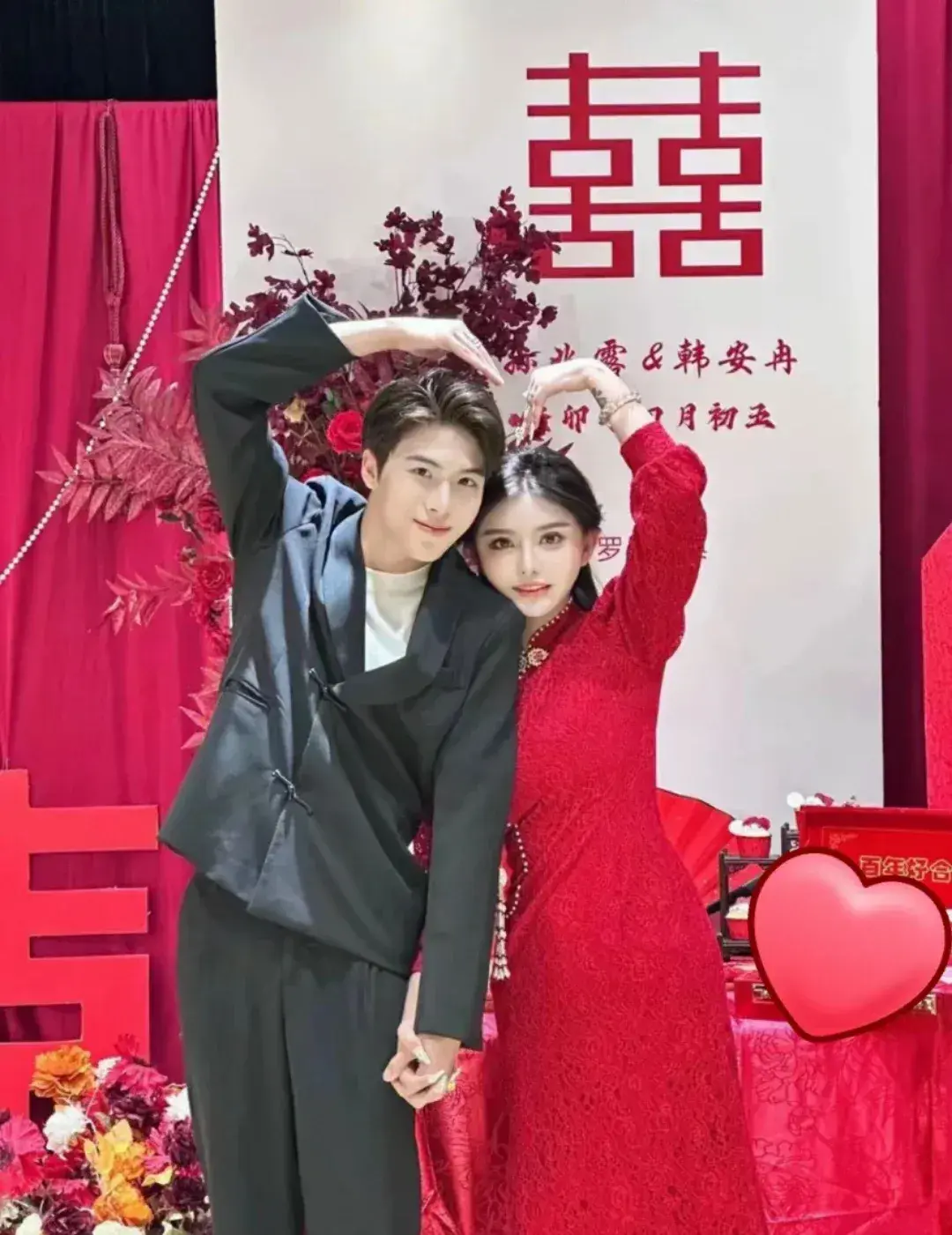 韩安冉第四次婚礼现场,婆婆笑容勉强与亲家拥抱,新郎撒娇索吻