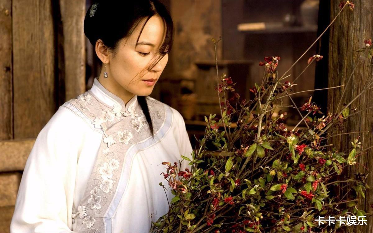 没结婚但有固定伴侣,3位中年女星很特别,生活潇洒又自在!