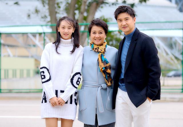 梁安琪|梁安琪与何猷亨一起跨年,被后生亲到脸变形,未看到奚梦瑶何猷君