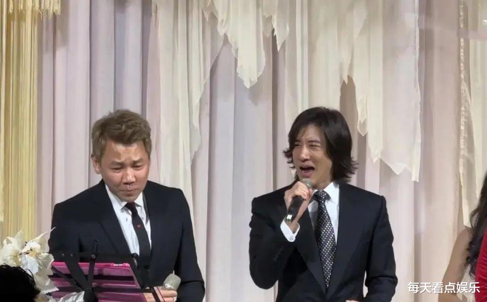 王力宏|王力宏李靓蕾离婚后首合体!满头白发神似洪金宝,女方眼神呆滞