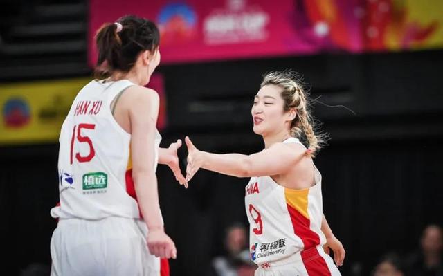 中国女篮 中国女篮唯一一个“全妆”上阵的队员!染发、化妆、美甲彰显个性