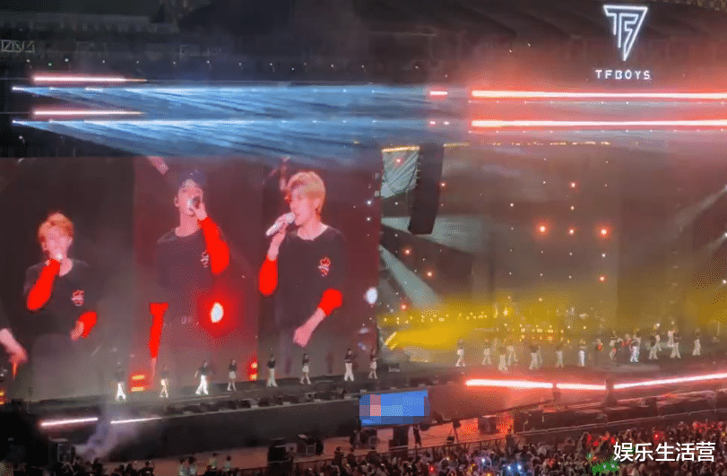 TF演唱会失控，道路一片狼藉，粉丝冲安检门假装孕妇，丑态百出