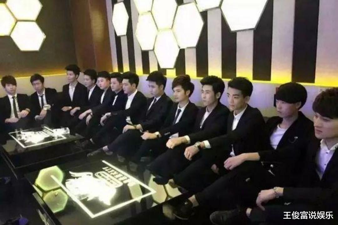 |211硕士毕业生做男模,日薪超5000却后悔想考公,担心政审不过关