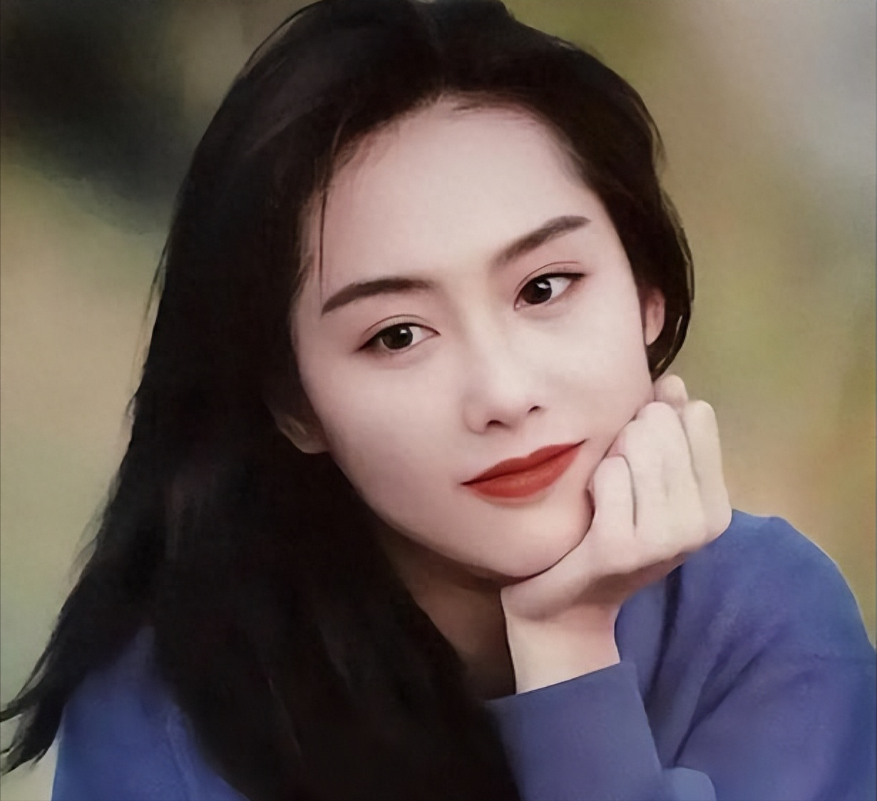 52岁朱茵现状:住深山村屋开两万块破车,网友:活成了大妈的样子