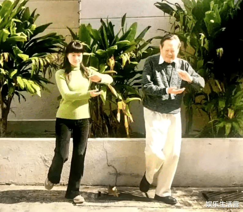 杨振宁|101岁杨振宁曝近况，半躺沙发身体虚弱，翁帆握财政大权月拿百万