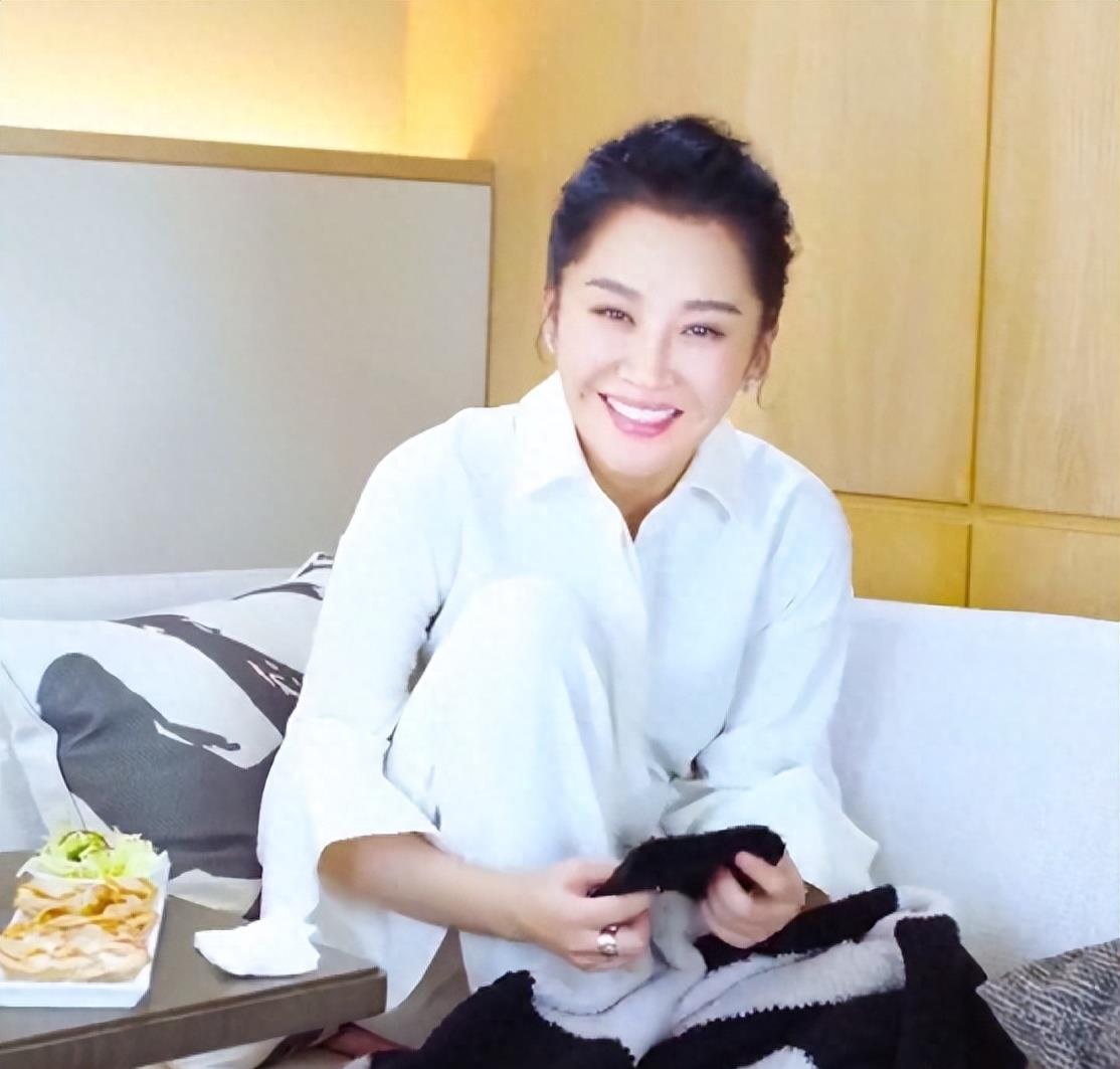 她一生中“风流成性、老少通吃”，撩汉无数，至今54岁却依旧是单身