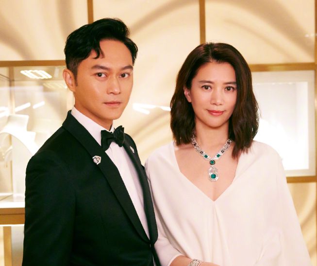 张智霖夫妇酒楼被偶遇，袁咏仪变老还脱发，男方络腮胡全白脸很愁