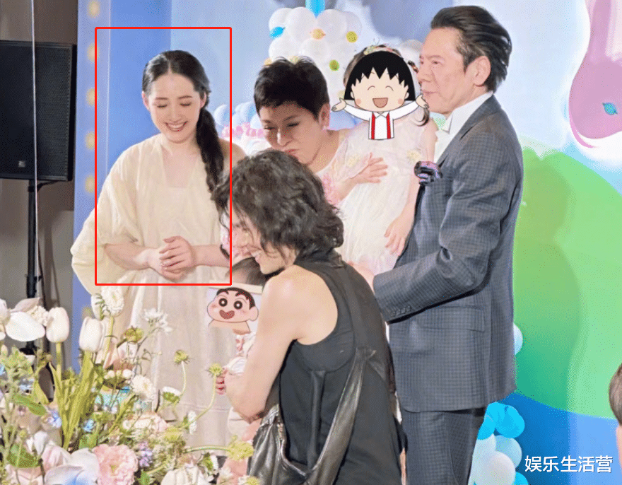 向佐|全家为儿庆生！向佐穿搭遭吐槽，发型姨化穿皮裙裤，网友：泰丑啦