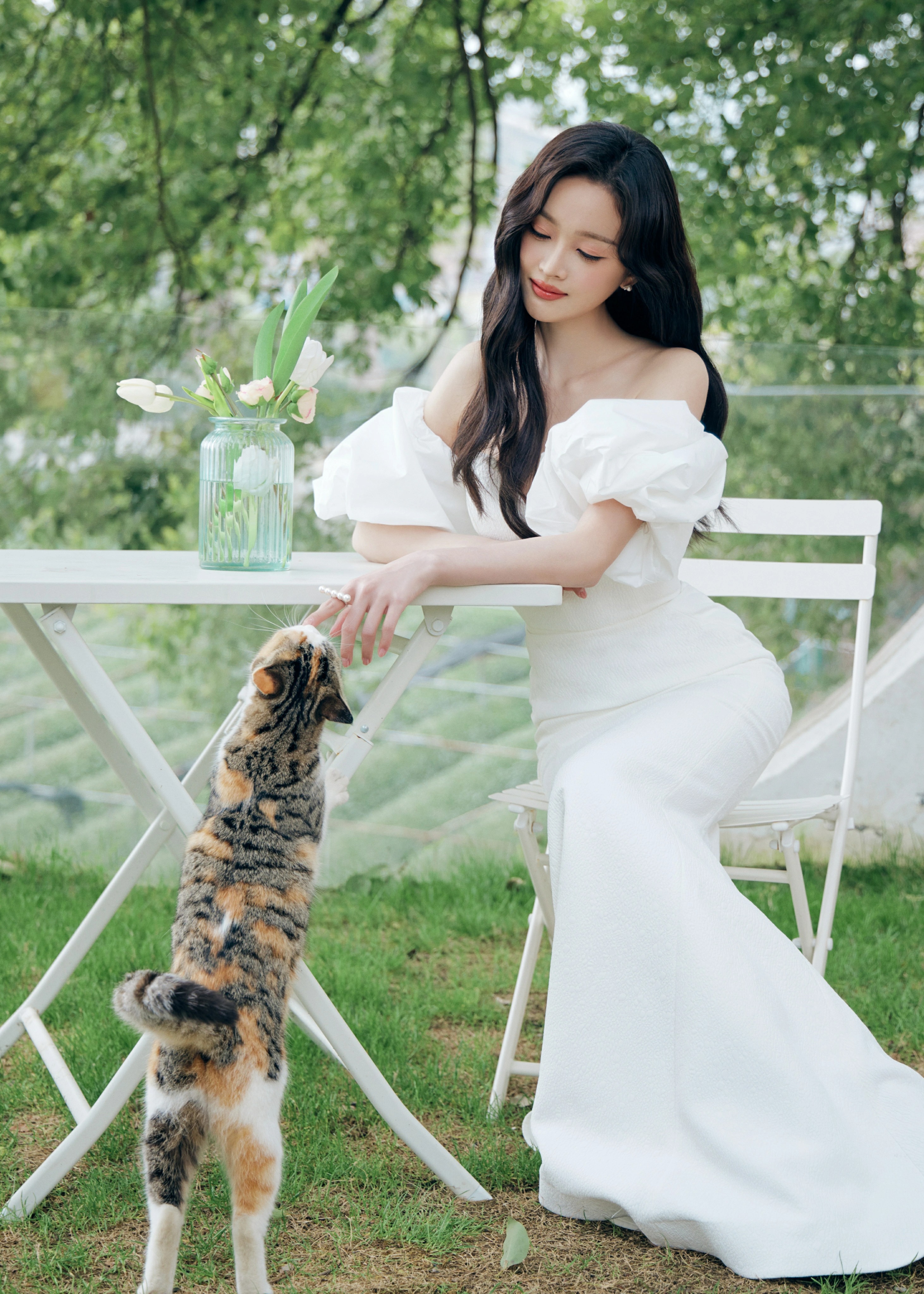 吴宣仪这件裙子勾勒出了她曼妙的身姿,惊艳迷人,甜美可人的笑容,清新