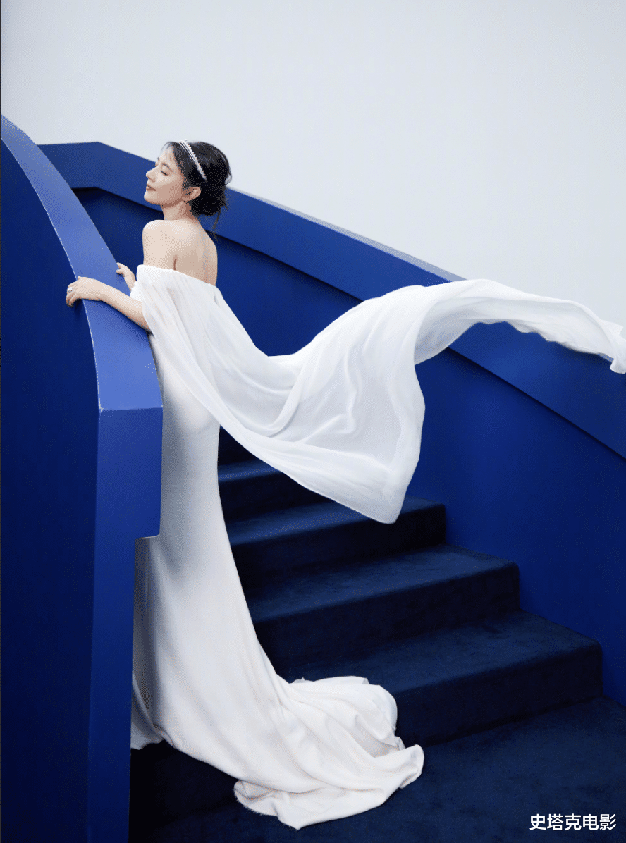 44岁高圆圆现状:人民广场小店吃包子,米色套装看着像25岁