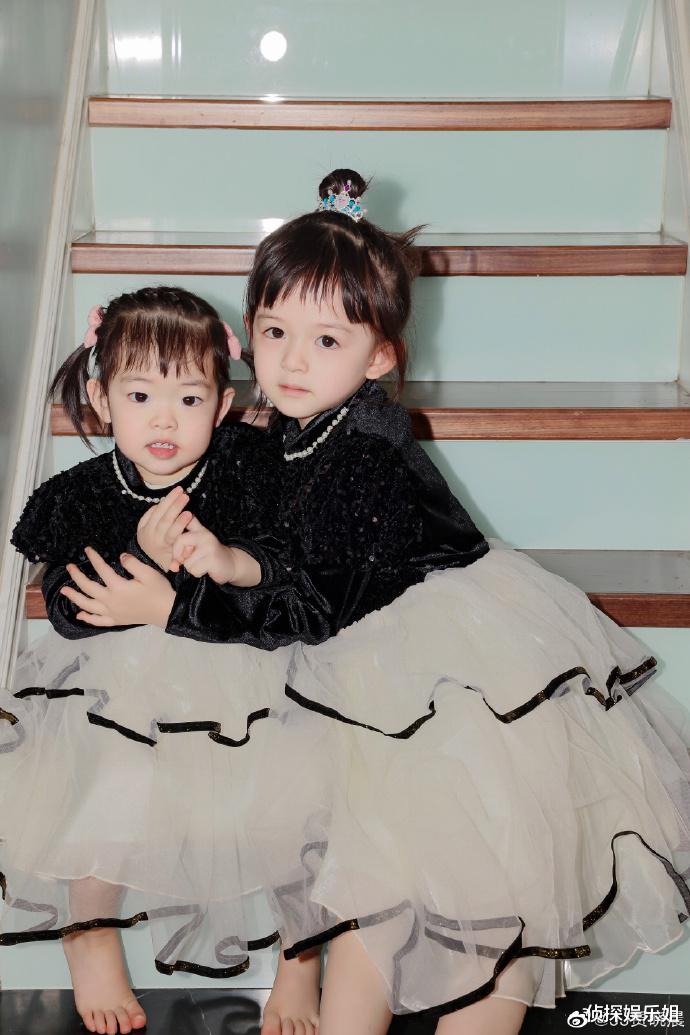 樊少皇|樊少皇娇妻晒俩女儿萌照，饭兜饭团穿公主裙同框，颜值差距明显