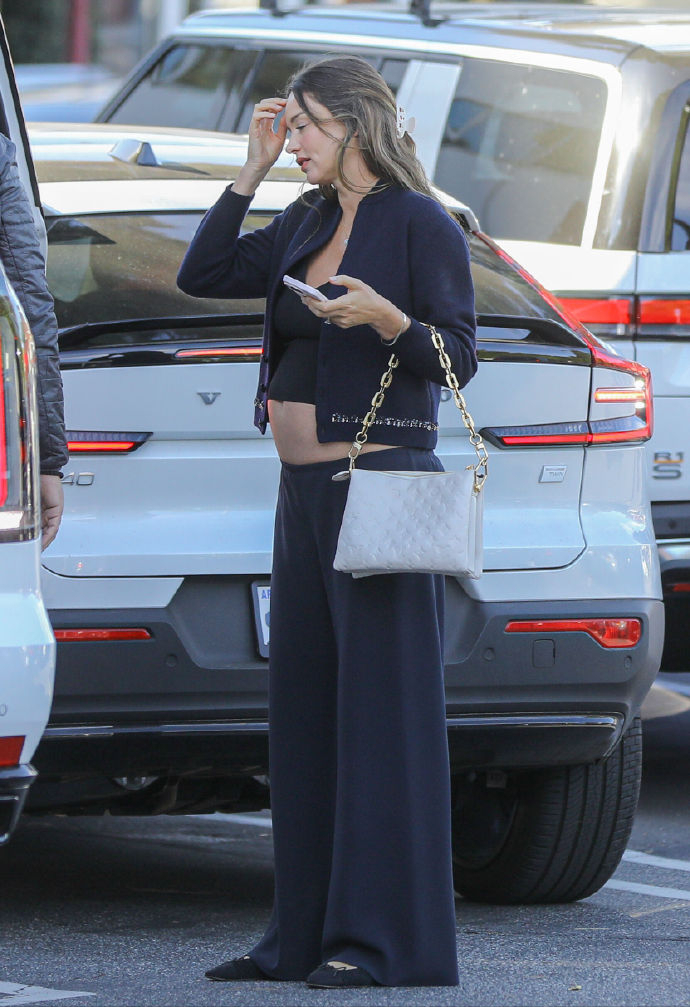 米兰达可儿挺5个月四胎孕肚出街!光着肚皮带着小儿子,还是很美