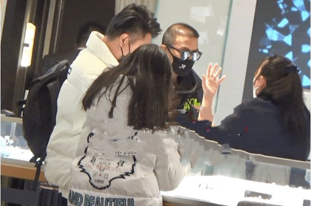 汪峰|汪峰带二女儿逛街,汪璟怡身材高挑气质出众,父女牵手同行好温馨