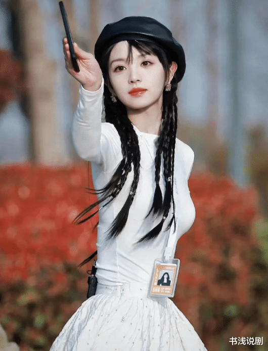 刘亦菲出发巴黎NBA,穿抹胸短裙不怕冷,瘦身成功,韵味不减!