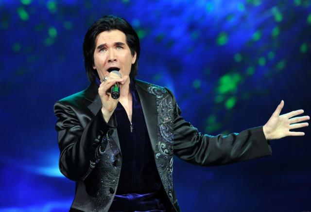 费翔|爱国被封杀14年，春晚不敢拍下半身，4位女神追的费翔为何不婚？