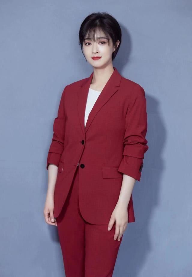 黑长直早失宠了！蒋欣的“下颌发”才适合微胖女人，显脸小又洋气