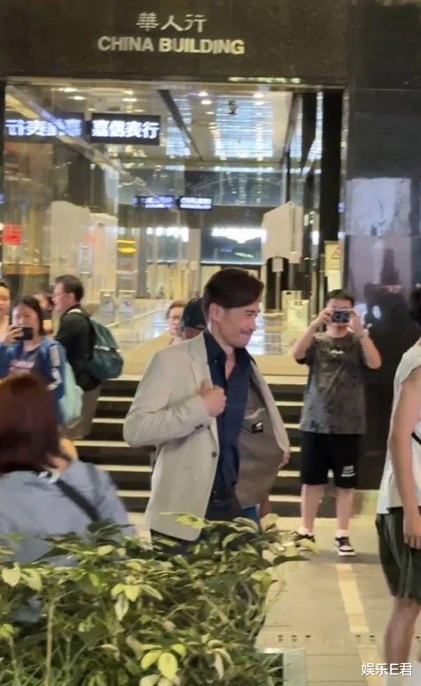 陈豪夫妇中秋合体秀恩爱，42岁陈茵媺保养得宜，比选美时更漂亮