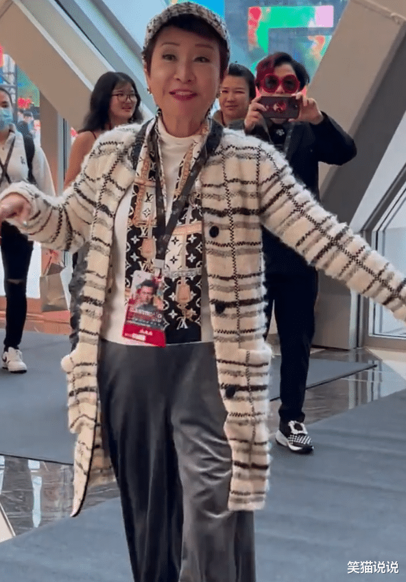 72岁狄波拉亮相谢霆锋美食节，与儿子温馨合影，霍汶希晒三人合照好开心