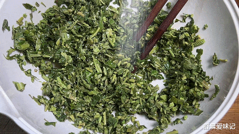 香椿芽|香椿芽不拌,不炒,和肉馅一起做饺子,鲜嫩咸香,皮薄馅大真好吃