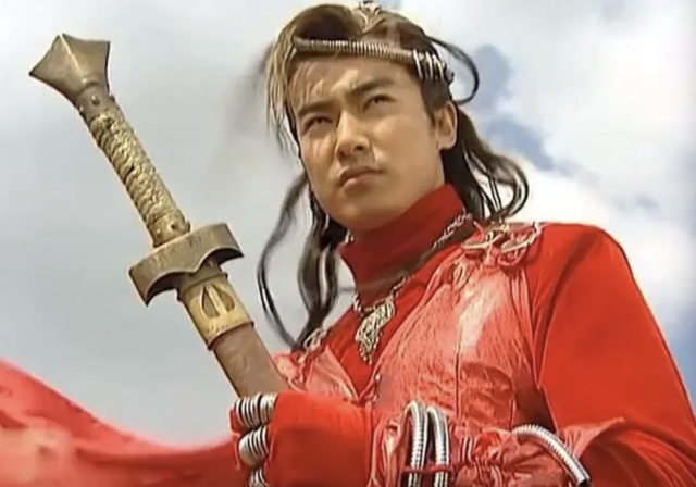 裤衩套头,花洒软管做头饰,小时候爱看的古装剧,妆造真的很离谱