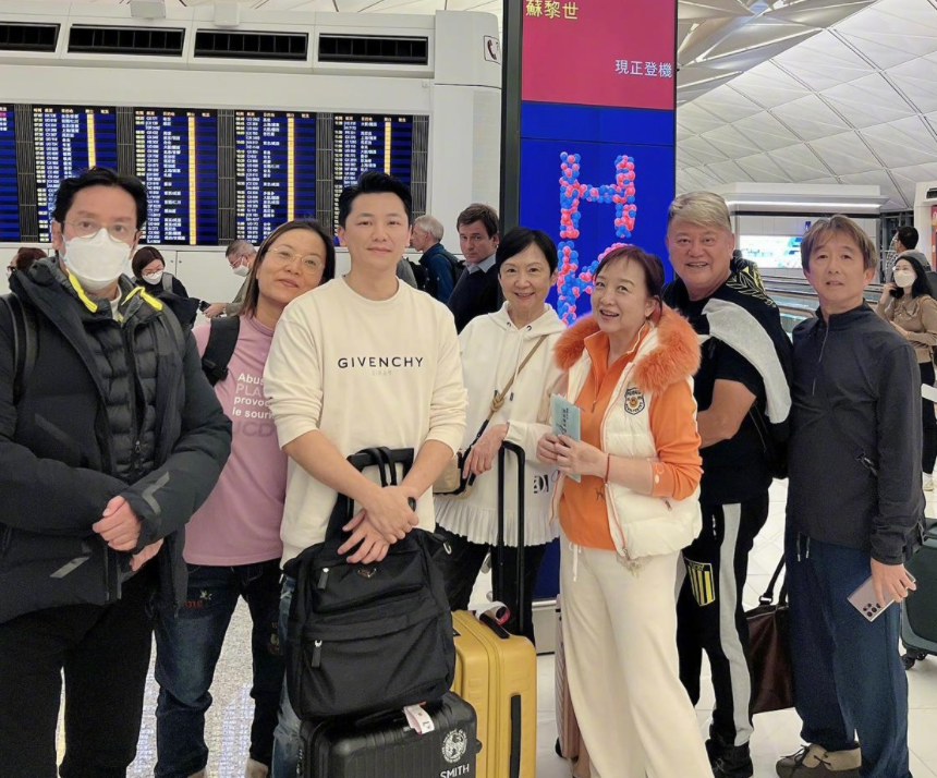 陈百祥|73岁陈百祥遭殴打后续!头染粉色衣着粉嫩,年纪虽大心态却很年轻